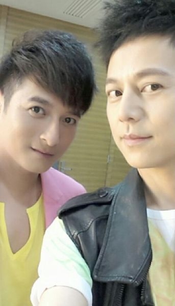 何炅李維嘉現(xiàn)在的合影。