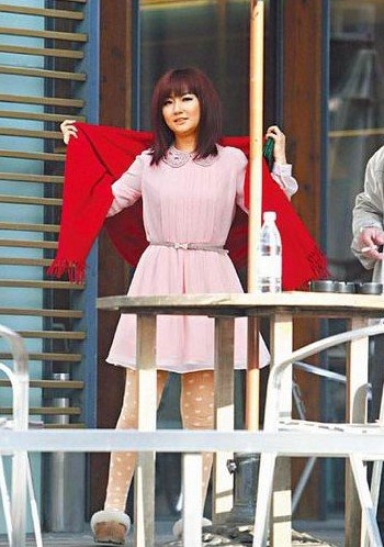 Selina大傘遮陽扮萌開工 拍廣告抱走800萬酬勞